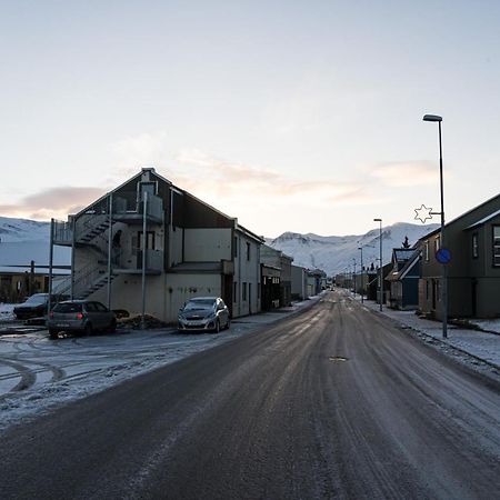 Appartamento Scenic Penthouse - Ocean View & Skylight Windows Siglufjordur Esterno foto