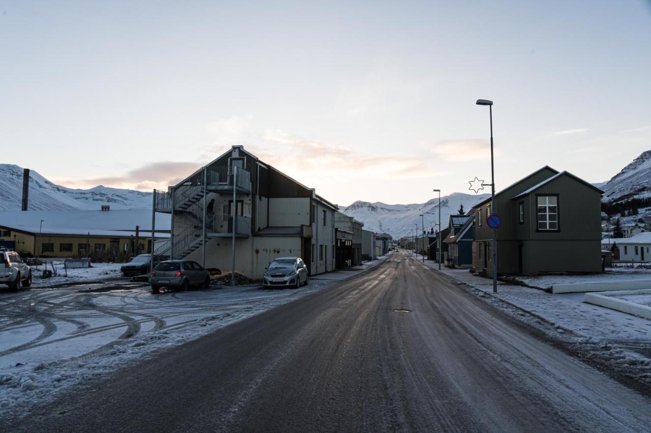Appartamento Scenic Penthouse - Ocean View & Skylight Windows Siglufjordur Esterno foto