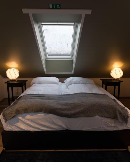 Appartamento Scenic Penthouse - Ocean View & Skylight Windows Siglufjordur Esterno foto