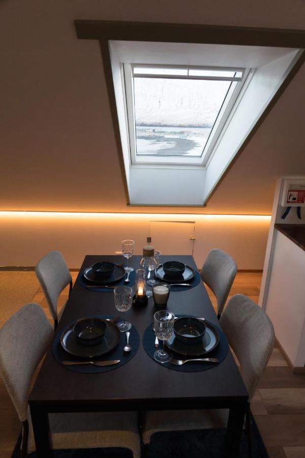 Appartamento Scenic Penthouse - Ocean View & Skylight Windows Siglufjordur Esterno foto