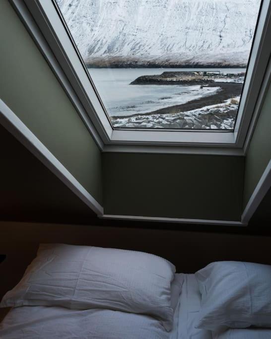 Appartamento Scenic Penthouse - Ocean View & Skylight Windows Siglufjordur Esterno foto