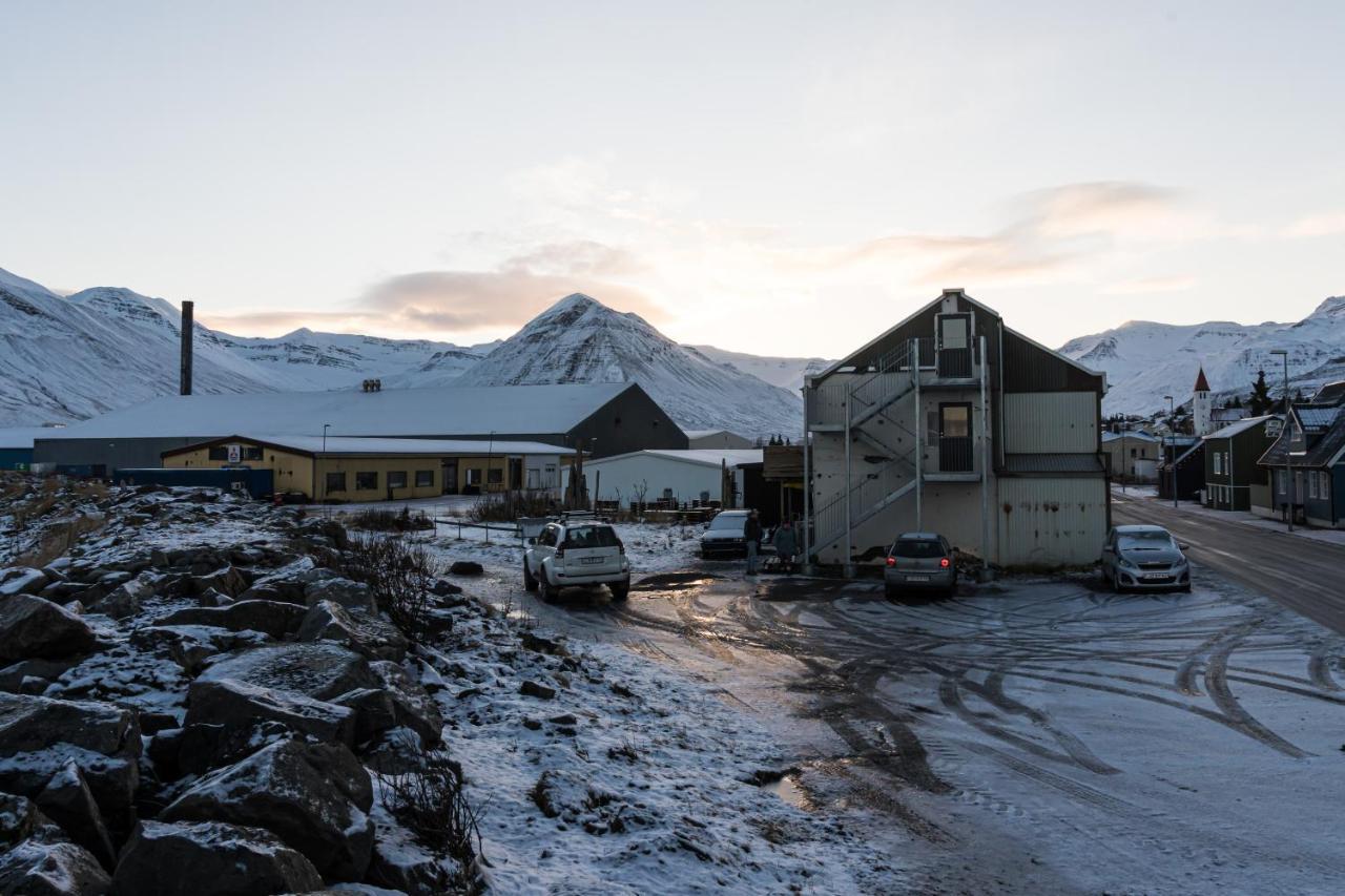 Appartamento Scenic Penthouse - Ocean View & Skylight Windows Siglufjordur Esterno foto