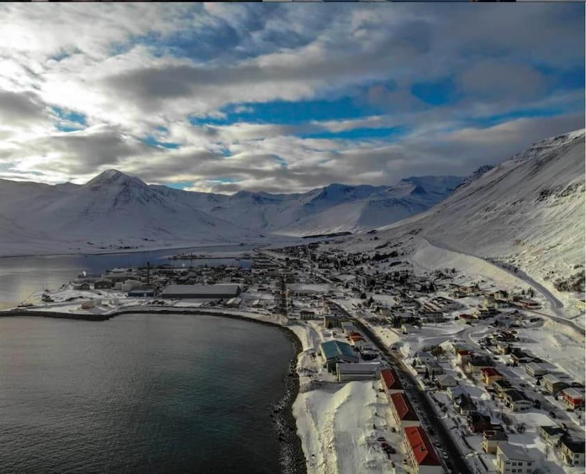 Appartamento Scenic Penthouse - Ocean View & Skylight Windows Siglufjordur Esterno foto