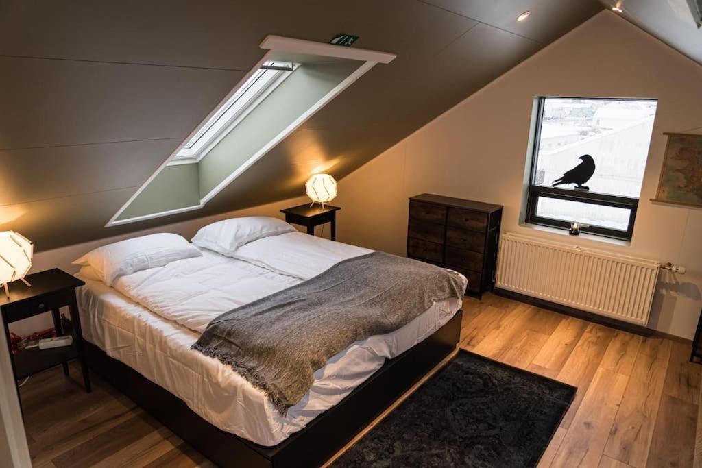Appartamento Scenic Penthouse - Ocean View & Skylight Windows Siglufjordur Esterno foto