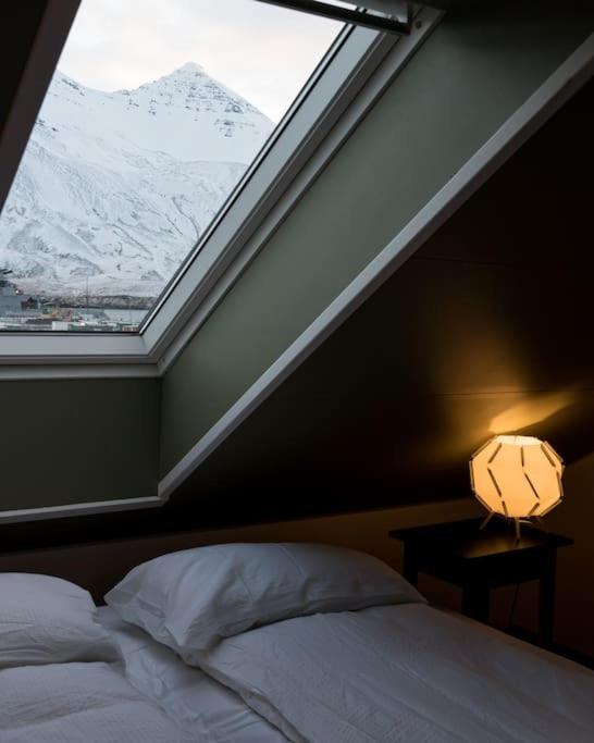 Appartamento Scenic Penthouse - Ocean View & Skylight Windows Siglufjordur Esterno foto