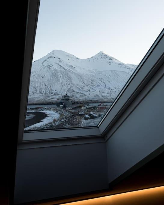 Appartamento Scenic Penthouse - Ocean View & Skylight Windows Siglufjordur Esterno foto