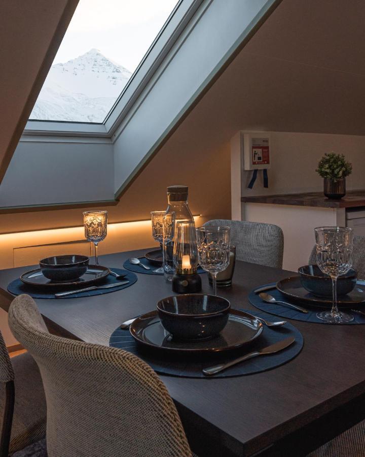 Appartamento Scenic Penthouse - Ocean View & Skylight Windows Siglufjordur Esterno foto